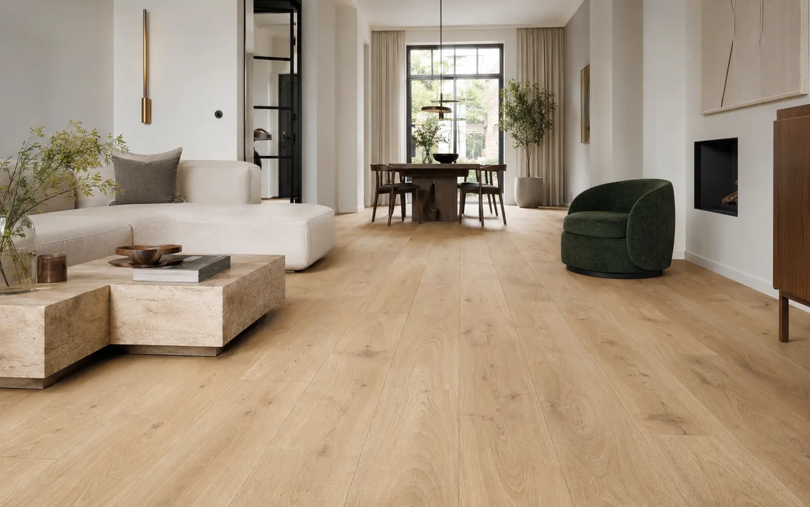 Woonkamer met lichte naturel vloer